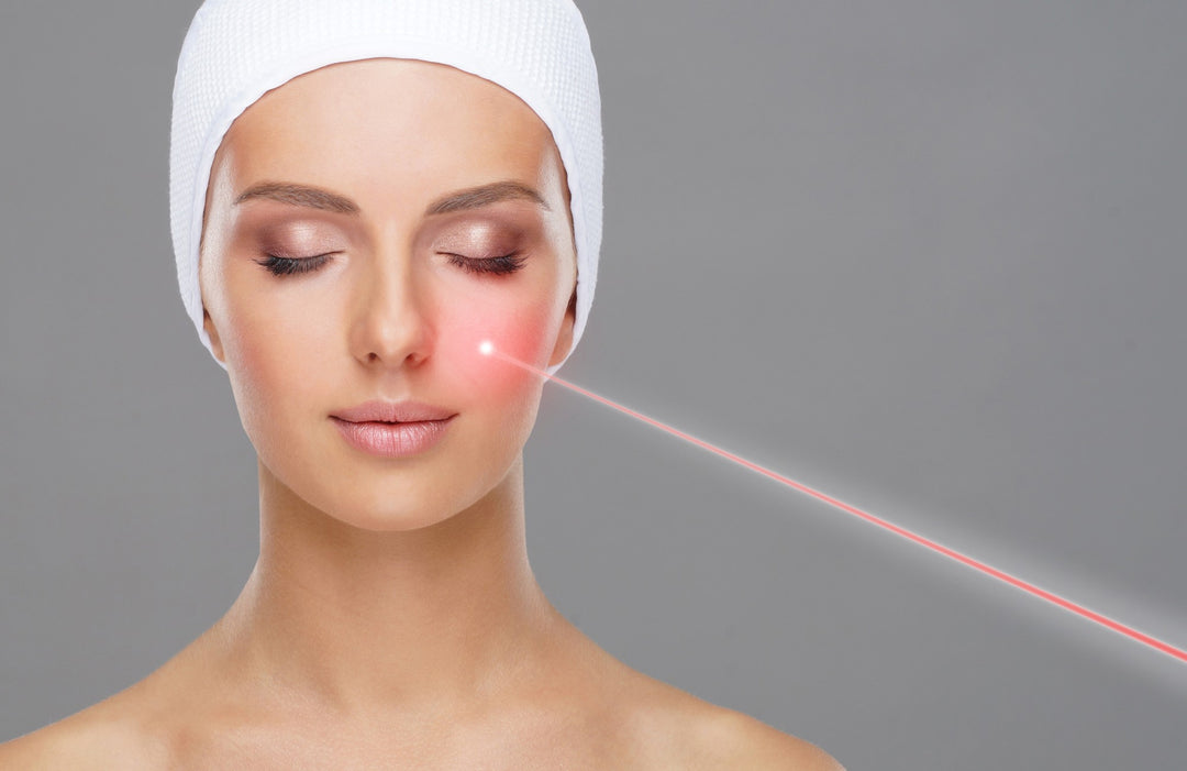 Portret młodej kobiety. Lekarz usuwa naczyniowe znamię za pomocą lasera.